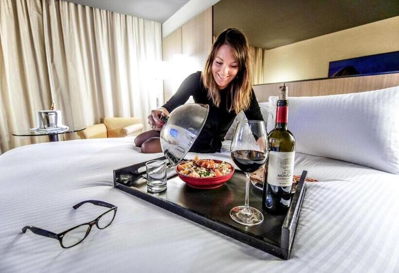 Номер Deluxe Вид на Озеро, Pullman Bordeaux Lac