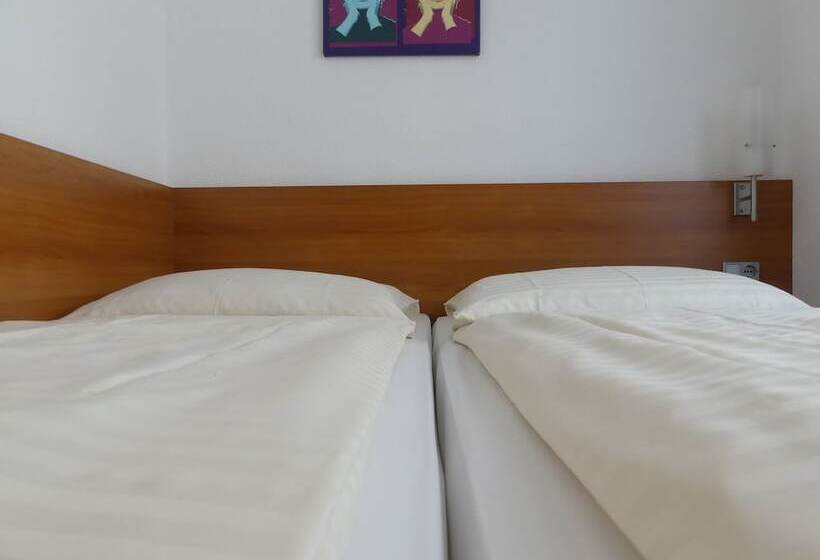 غرفة قياسية ثلاثية, Callas  Am Dom