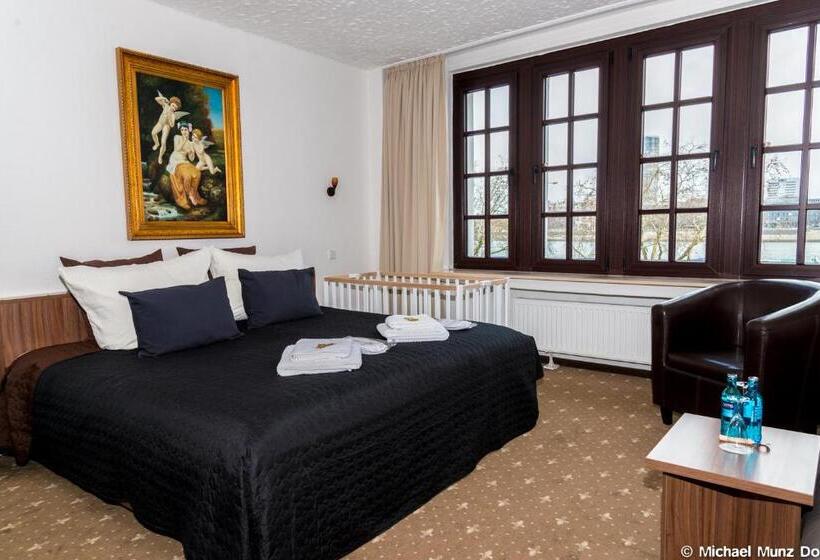 Семейный Номер, Und Restaurant Lowenbrau Koln