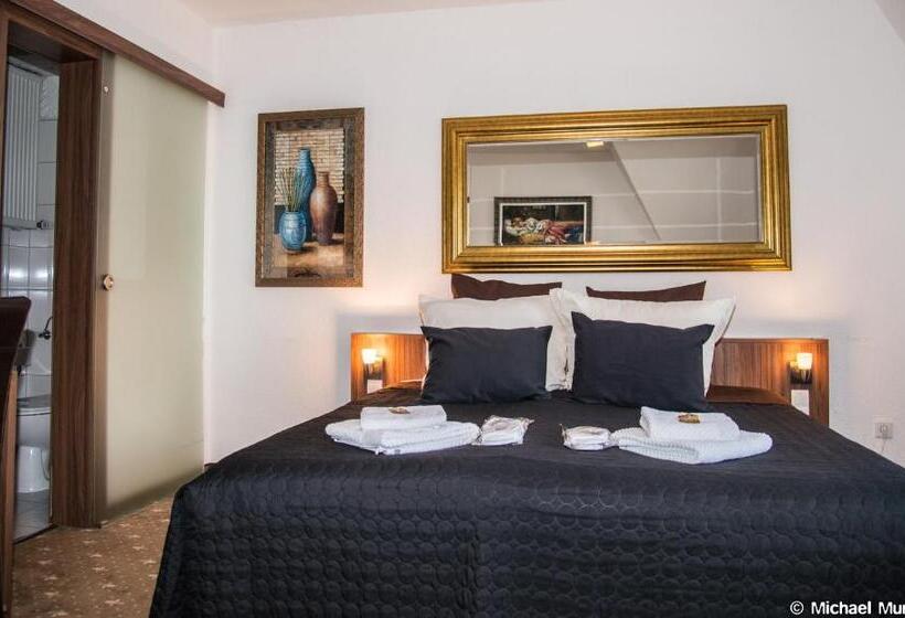 Семейный Номер, Und Restaurant Lowenbrau Koln