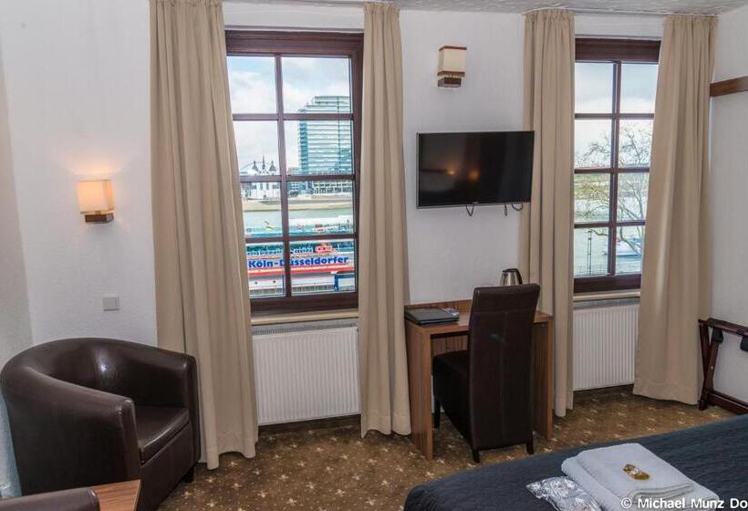 Номер Стандарт Вид на Озеро, Und Restaurant Lowenbrau Koln