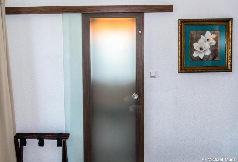 Номер Стандарт Вид на Озеро, Und Restaurant Lowenbrau Koln