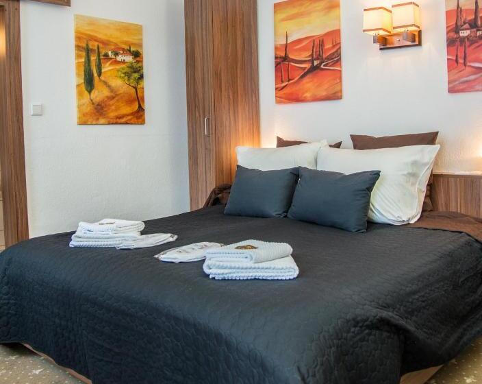 Номер Стандарт Вид на Озеро, Und Restaurant Lowenbrau Koln