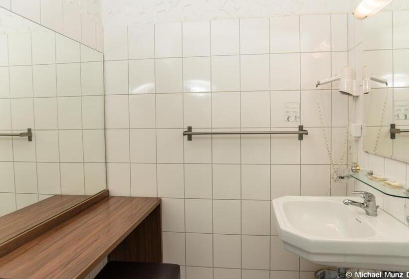 Номер Deluxe, Und Restaurant Lowenbrau Koln