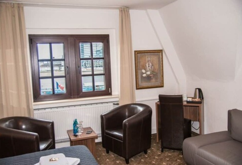 Семейный Номер, Und Restaurant Lowenbrau Koln