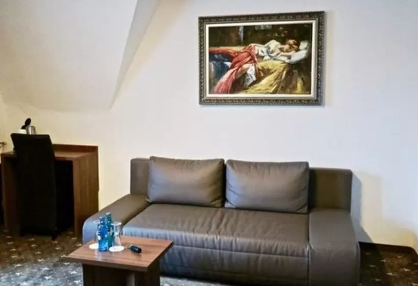 اتاق استاندارد سه نفره, Und Restaurant Lowenbrau Koln