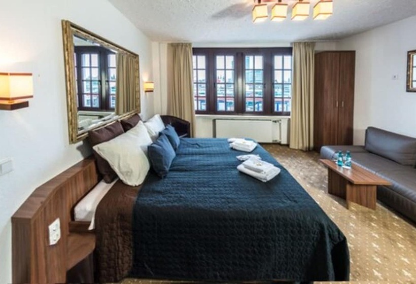 Номер Стандарт Трехместный, Und Restaurant Lowenbrau Koln