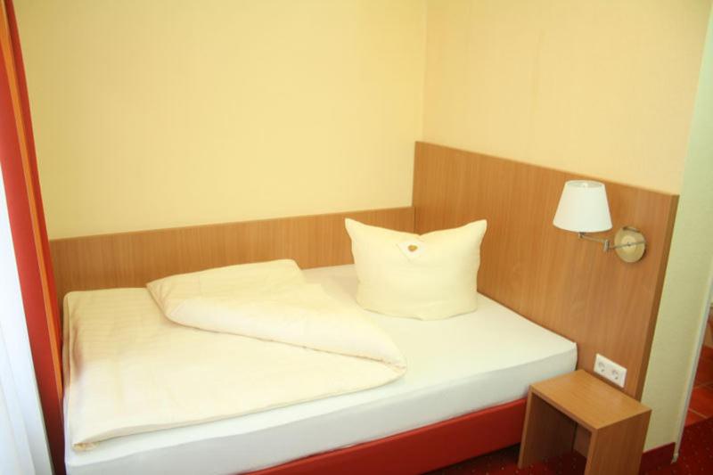 标准单人间, Posthof