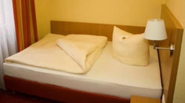 标准单人间, Posthof