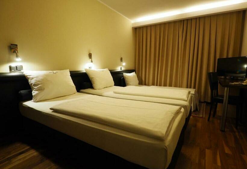 اتاق استاندارد سه نفره, Rivoli Charme