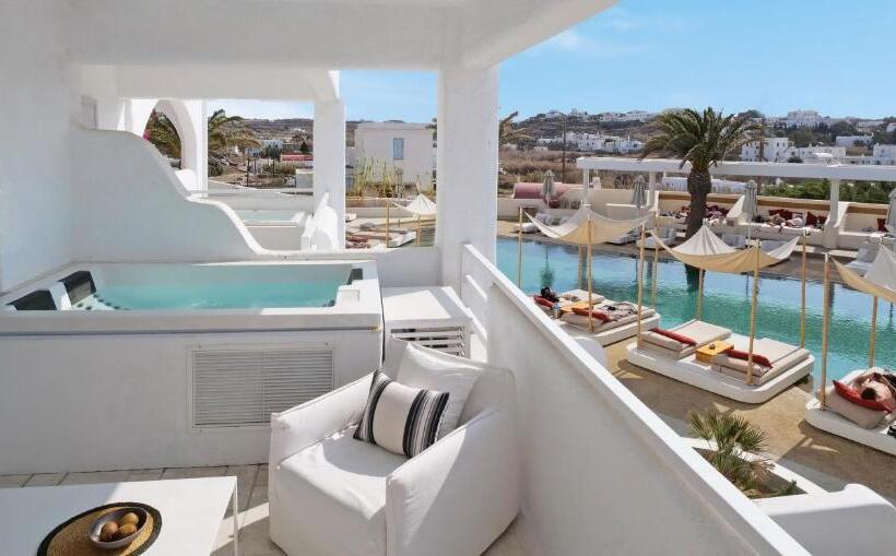 小型套房带泳池景, Andronikos