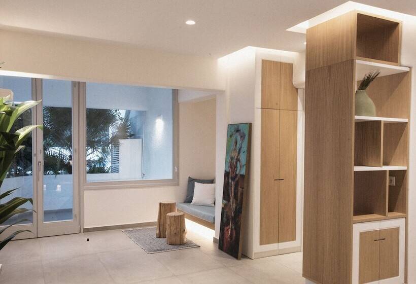 套房带园景, Andronikos