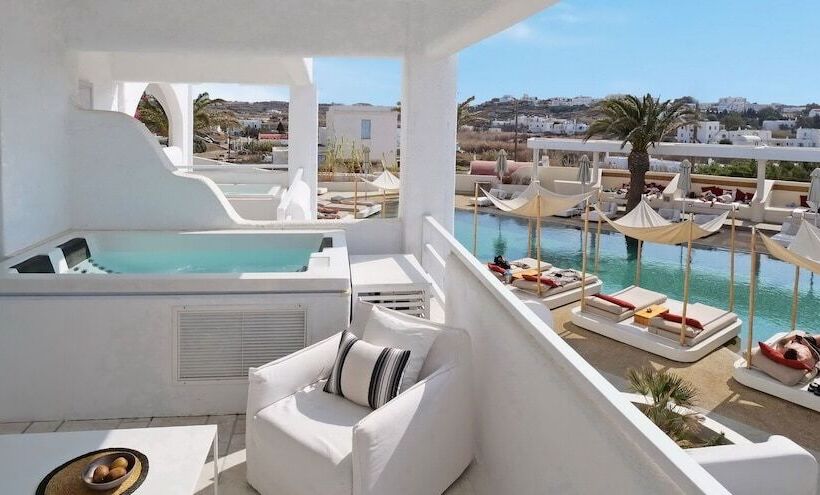 小型套房带泳池景, Andronikos