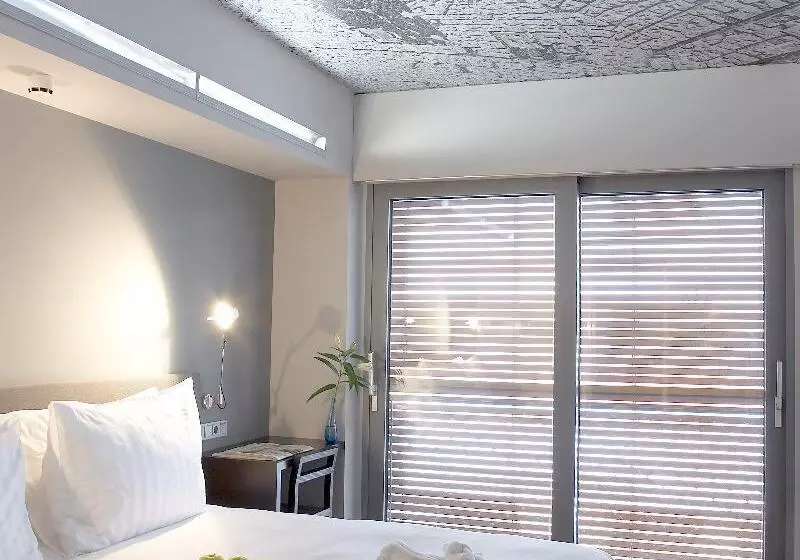 Superior Room, Periscope