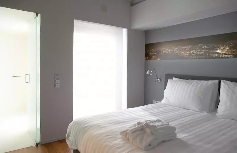 Standard Room, Periscope