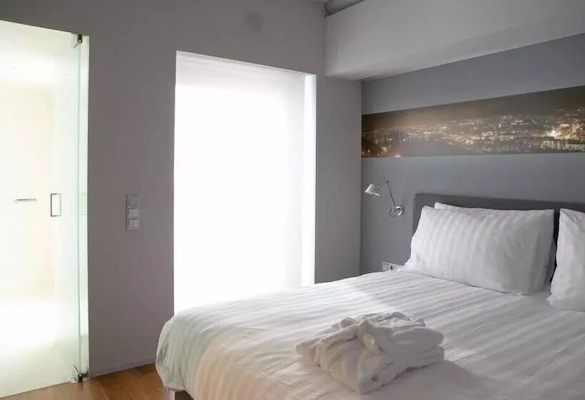 Standard Room, Periscope