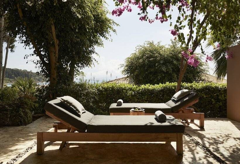 スイート, F Zeen Kefalonia