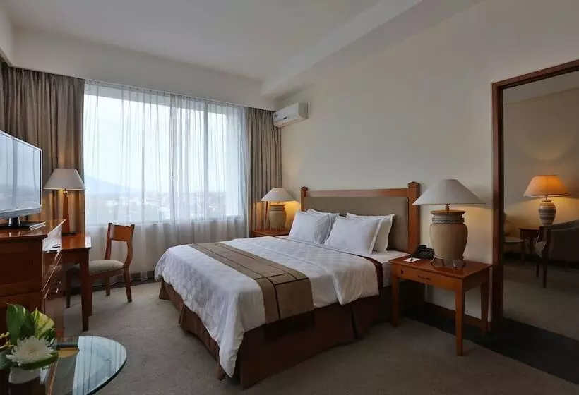 سوییت جونیور, Aryaduta Manado