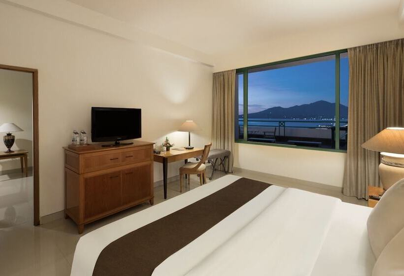 발코니가 있는 스위트, Aryaduta Manado