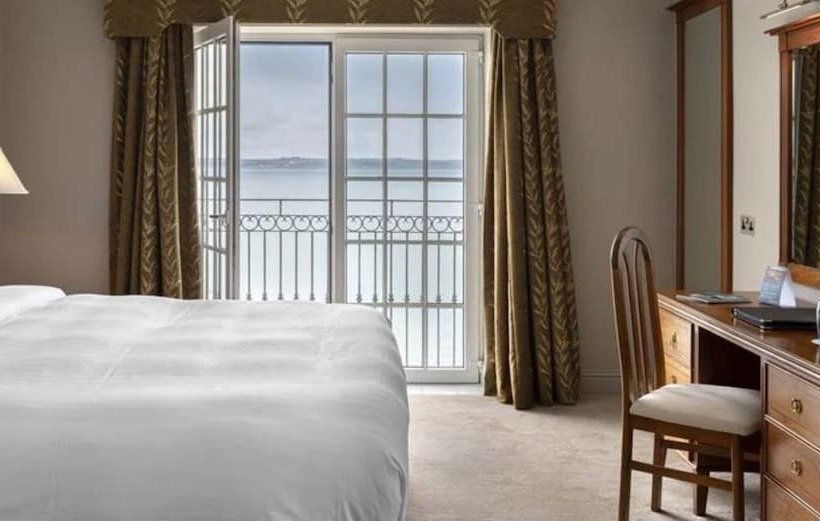 חדר סופריור לשלושה, Bayview