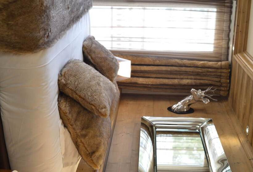 اتاق با نمای کوهستان کلاسیک, Tsanteleina