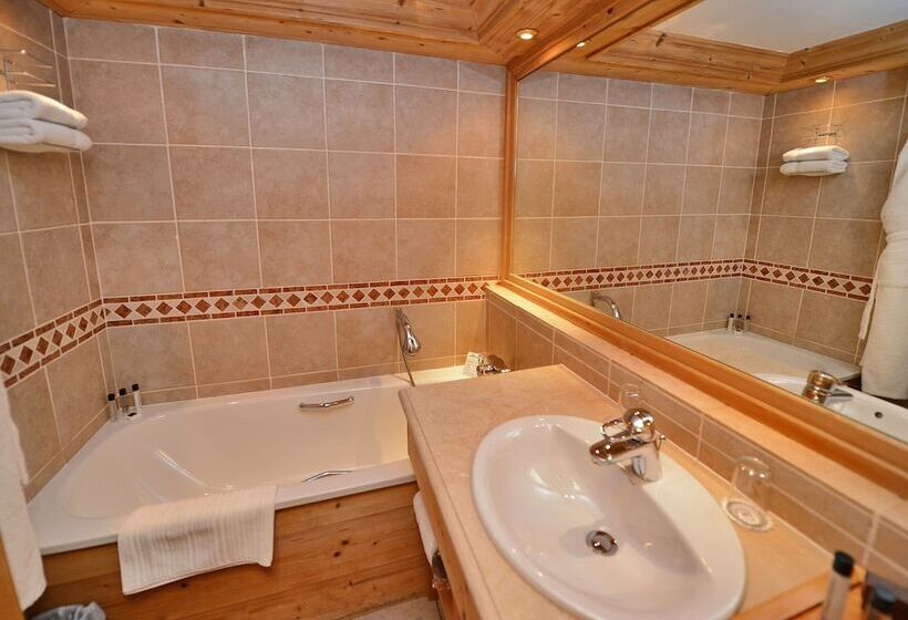 اتاق با نمای کوهستان کلاسیک, Tsanteleina