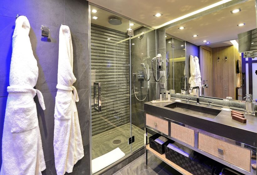 سوییت با چشم‌انداز کوه, Tsanteleina