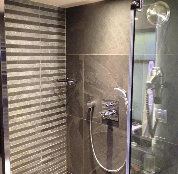 سوییت با چشم‌انداز کوه, Tsanteleina