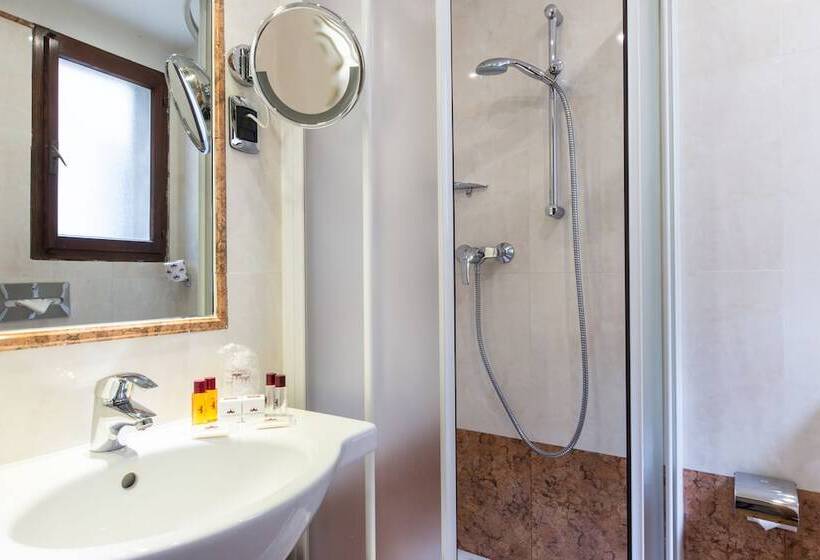 اتاق کلاسیک, Ambassador Tre Rose