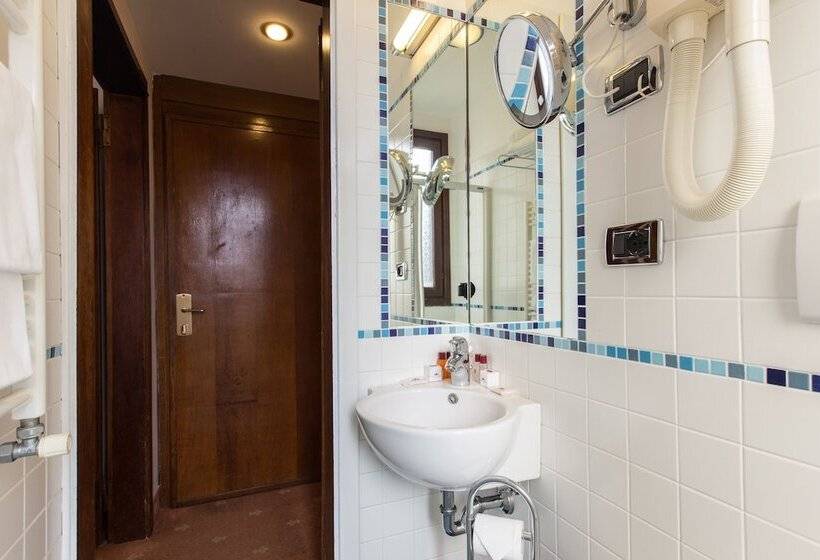 اتاق اکونومی, Ambassador Tre Rose