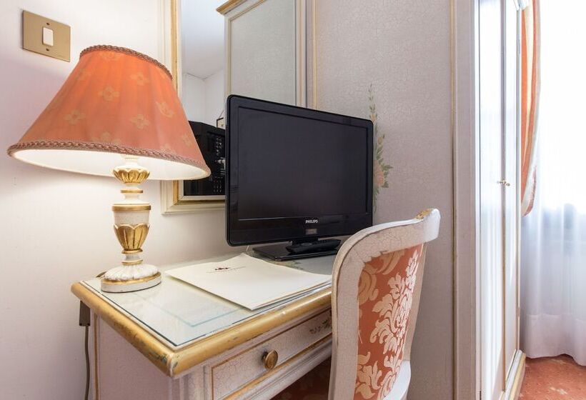 اتاق اکونومی, Ambassador Tre Rose