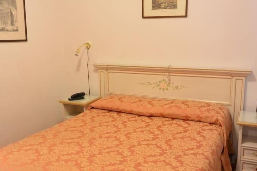 اتاق اکونومی, Ambassador Tre Rose