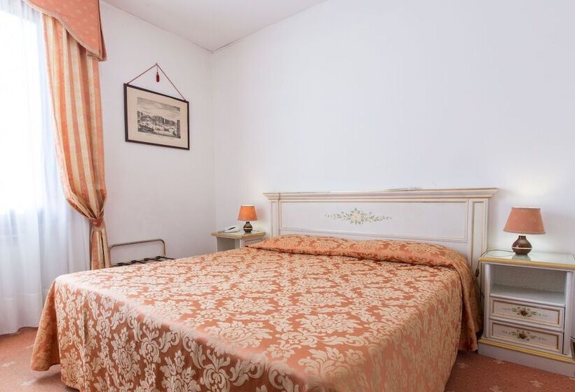 اتاق اکونومی, Ambassador Tre Rose