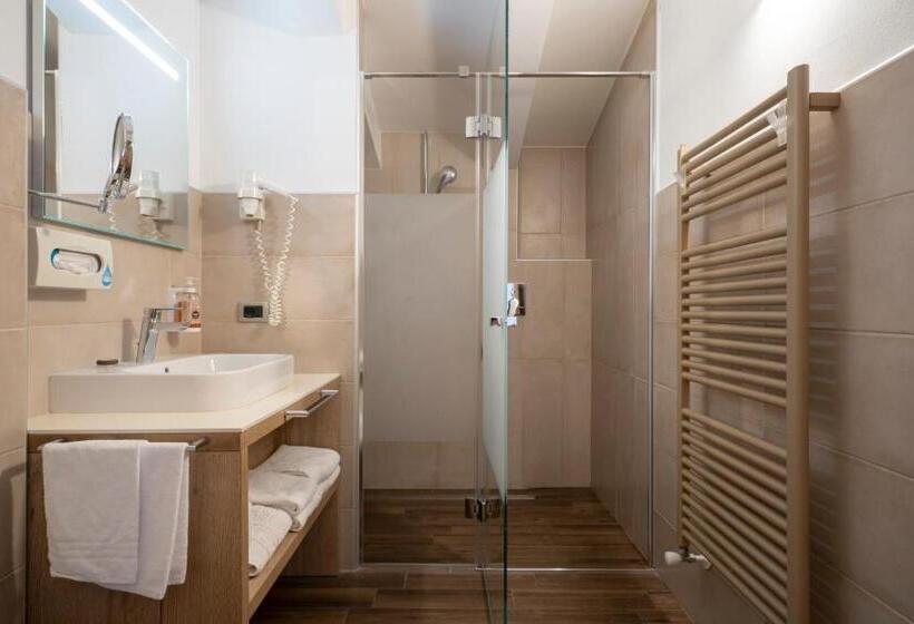 수피리어 룸, Astoria