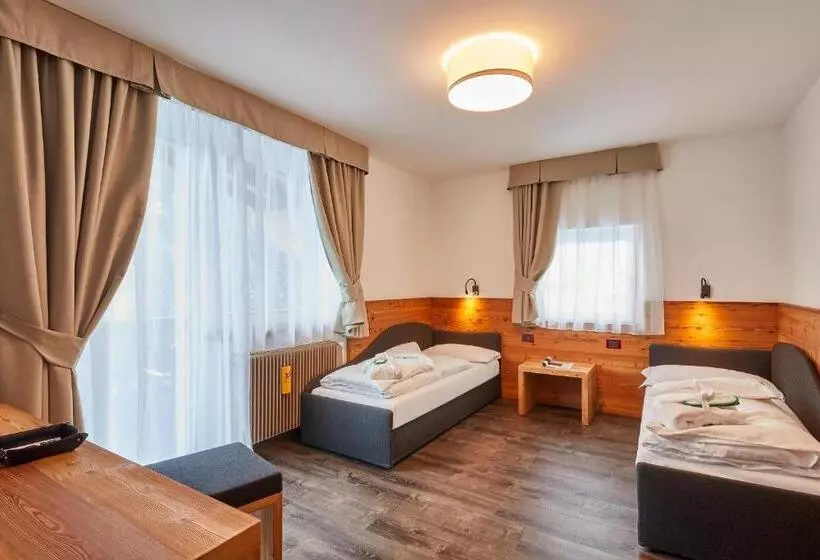 اتاق سوپریور چهار تخته, Astoria