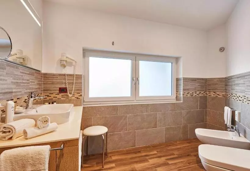 اتاق سوپریور چهار تخته, Astoria