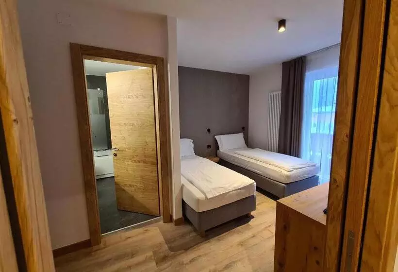 اتاق سوپریور چهار تخته, Astoria