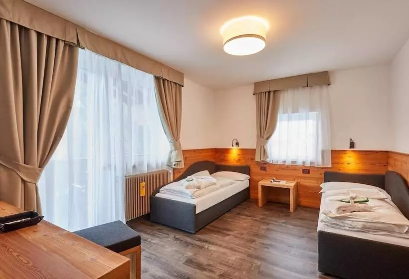 اتاق سوپریور چهار تخته, Astoria