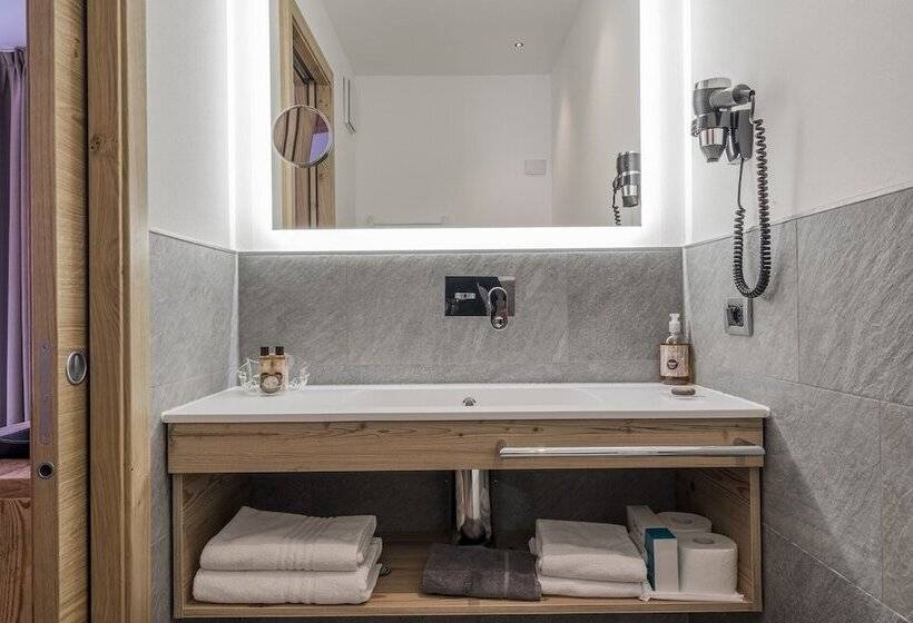 수피리어 룸, Astoria