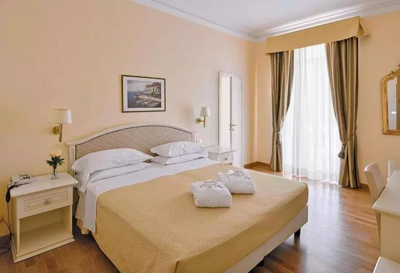 اتاق لوکس با چشم‌انداز دریا, Paradiso