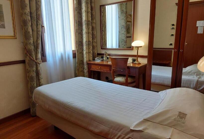 חדר בסיסי, Phi Hotel Dei Medaglioni