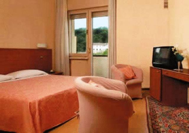 חדר סטנדרט לשלושה, Ducale