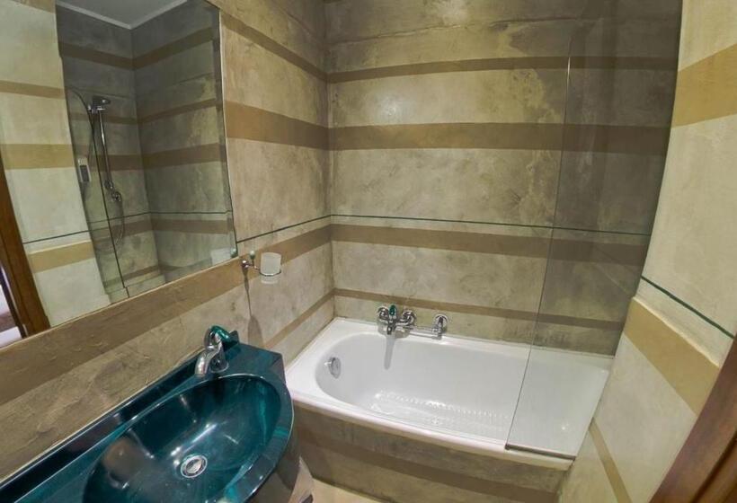 标准三人间, Kent