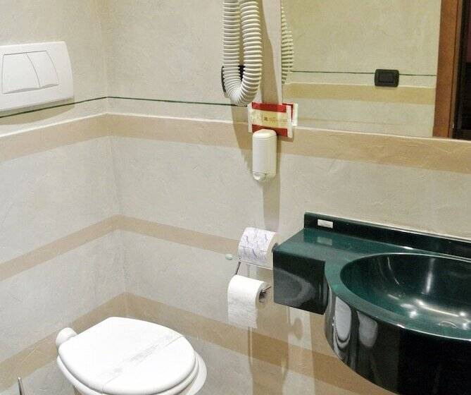 标准三人间, Kent