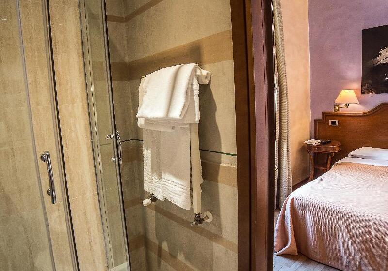 标准三人间, Kent