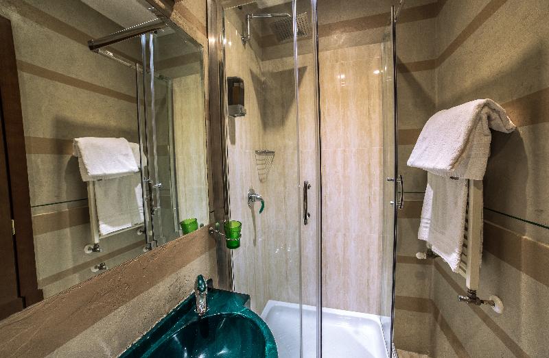 标准三人间, Kent