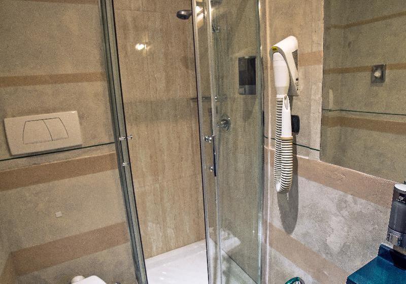 标准三人间, Kent