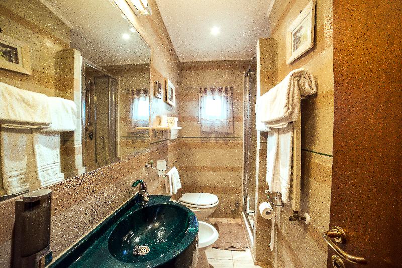 标准三人间, Kent