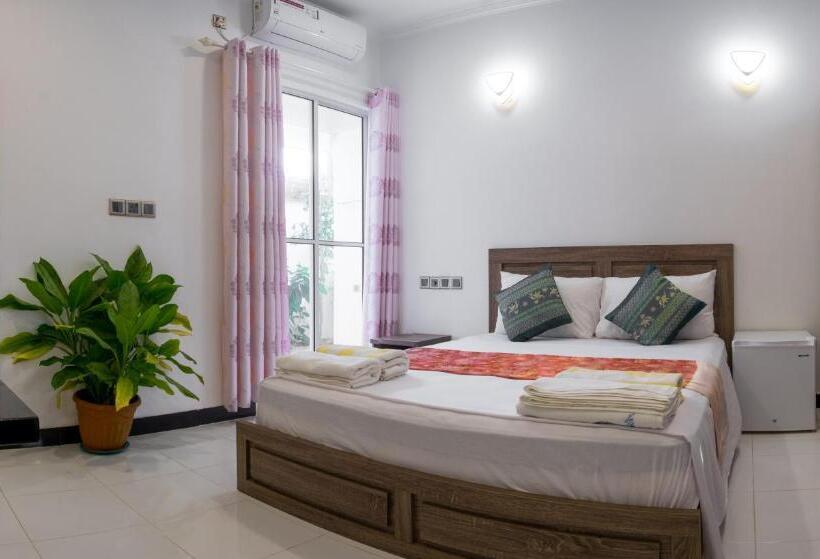 اتاق لوکس با تخت بزرگ, Athiriveli