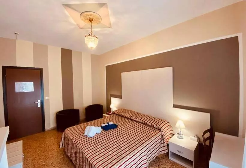Basic-huone, Art Hotel Pandos